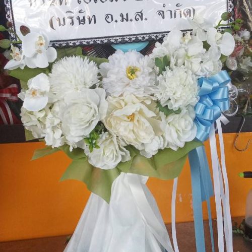 จัดดอกไม้ครึ่งพัดลมสีฟ้า ขนาด 18 นิ้ว 2500