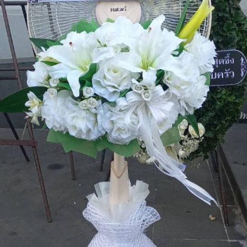 จัดดอกไม้ครึ่งพัดลมสีขาว ขนาด 18 นิ้ว 2500
